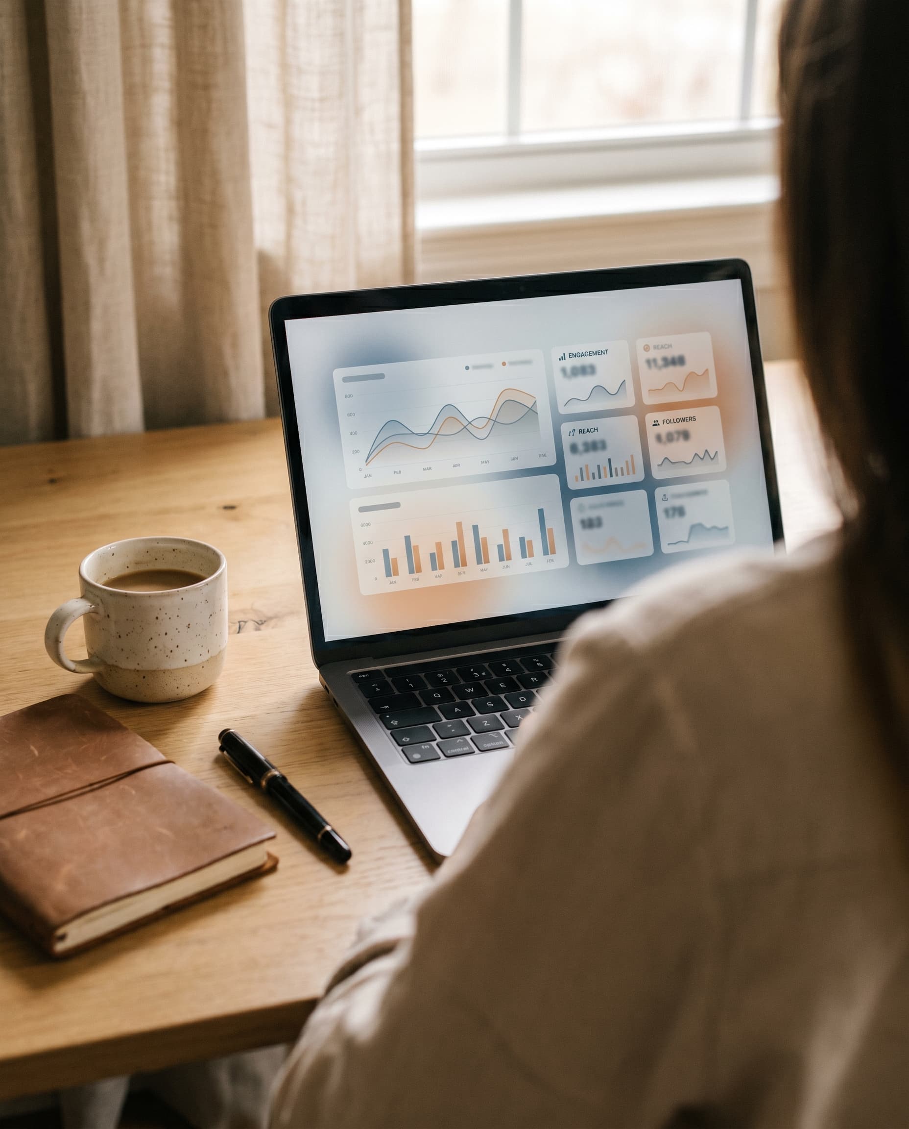 Analyse de performance sur un tableau de bord de réseaux sociaux : engagement, reach, followers — cas pratique de rapport écrit