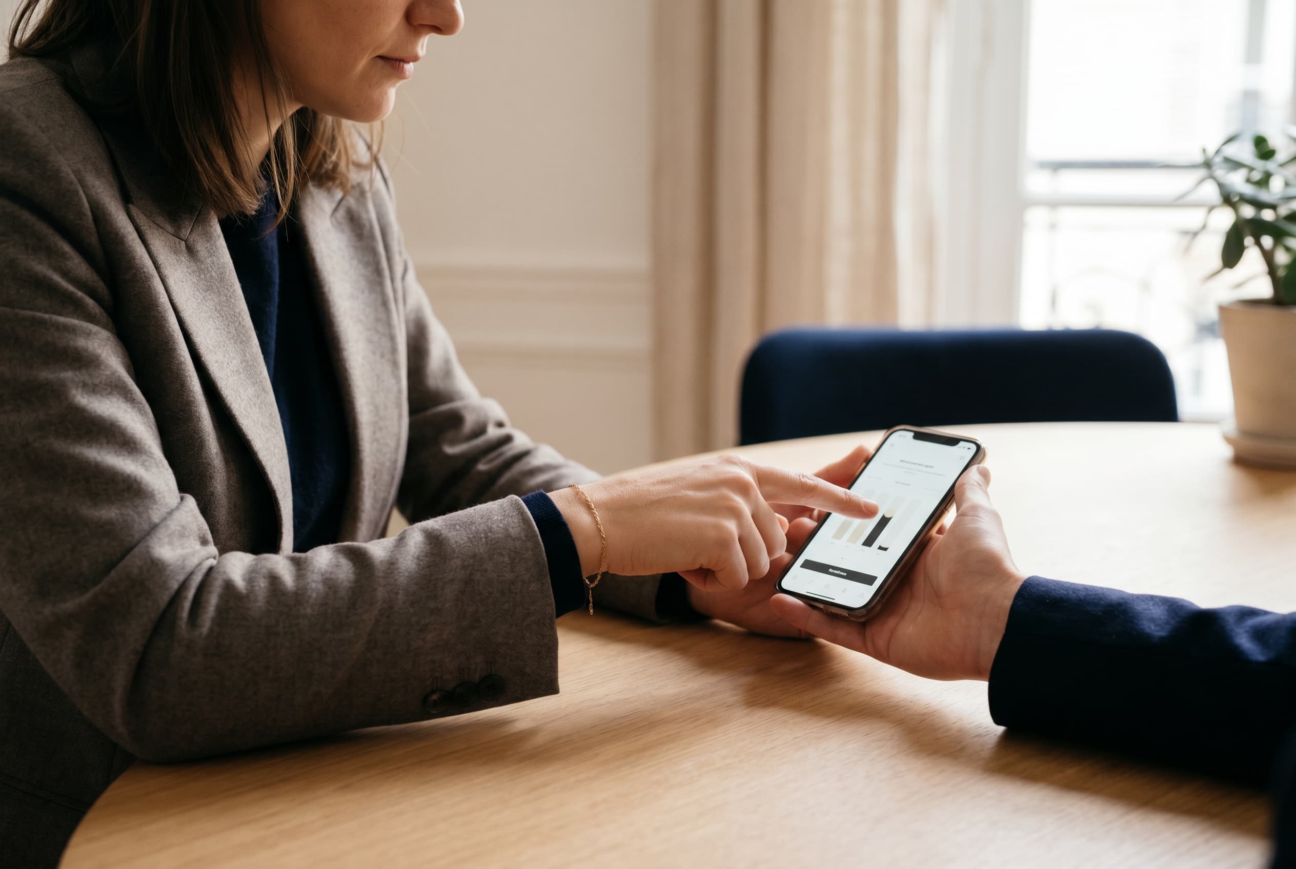 Démonstration en direct : la formatrice montre un tableau de bord d'analytics sur smartphone à un stagiaire